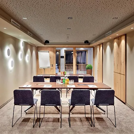 Hotel Neue Post 4*