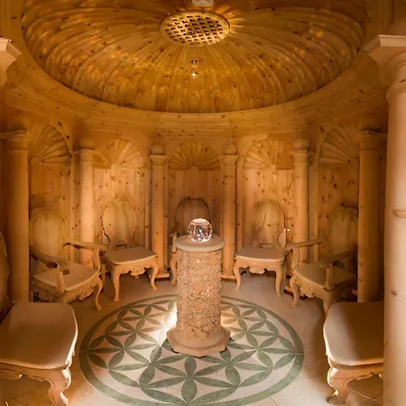 Neue Post Hotel 4*