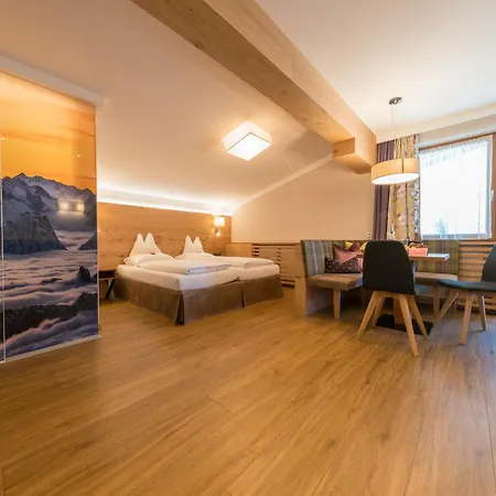 Hotel Neue Post 4*