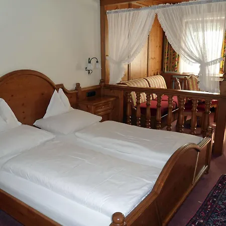 Hotel Neue Post 4*