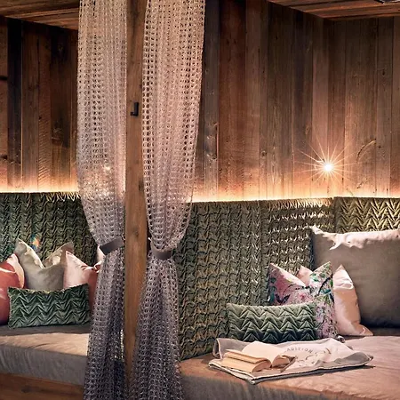 Neue Post 4* מאיירהופן