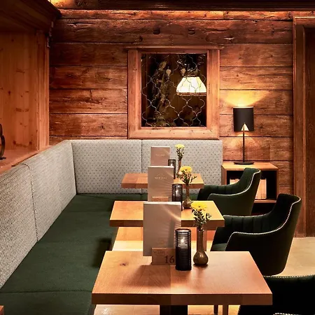 Hotel Neue Post 4*