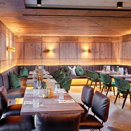 Neue Post Hotel 4*