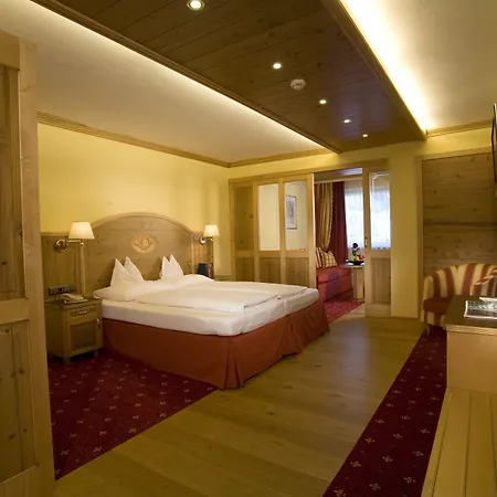 Hotel Neue Post 4*